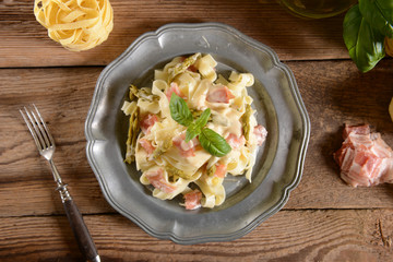 Tagiatelle pasta with asparagus and prosciutto ham