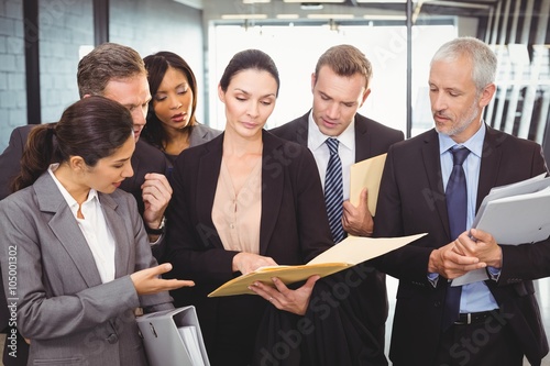 бизнесмен изучает документы с юристом