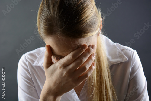 Fotografía Frau ist traurig und hat Depressionen vor Einsamkeit, Trauer und Sorgen