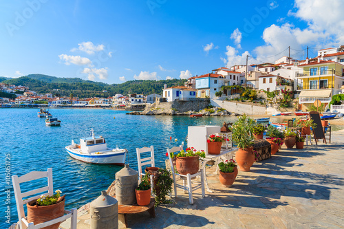 kwiatow-garnki-dalej-i-widok-lodzie-rybackie-zakotwicza-w-kokkari-zatoce-samos