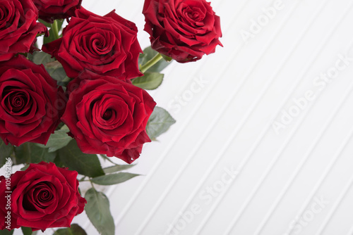 Fototapeta na wymiar Red roses on table