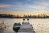 Fototapeta Pomosty - Łódka przy drewnianym pomoście nad jeziorem