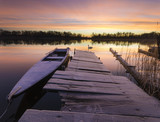 Fototapeta Pomosty - Łódka przy drewnianym pomoście nad jeziorem