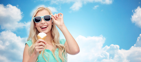 Canvas Print - happy young woman in sunglasses eating ice cream