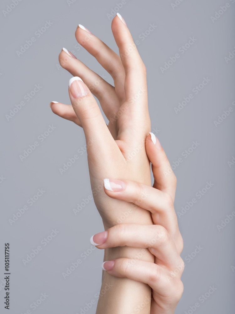 Женская рука согнутая в локте. Женская рука. Женская рука. Арахнодактилия паучьи пальцы тонкие. Красивые руки.