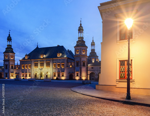 Plakat Pałac Biskupi i latarnia w Kielcach, wieczorem.