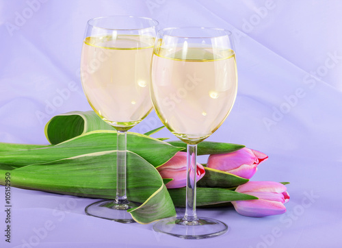 biale-wino-i-rozowe-tulipany-na-niebieskiej-tkaninie