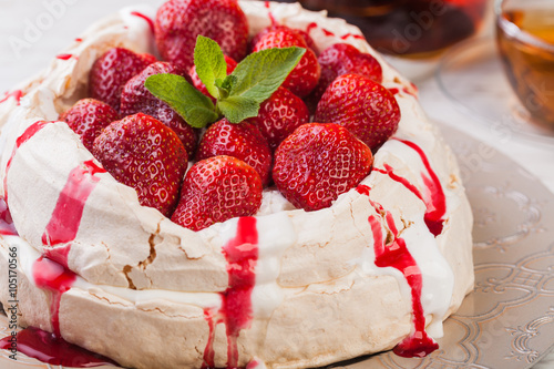 Fototapeta na szkło Ciasto Truskawkowe Pavlova