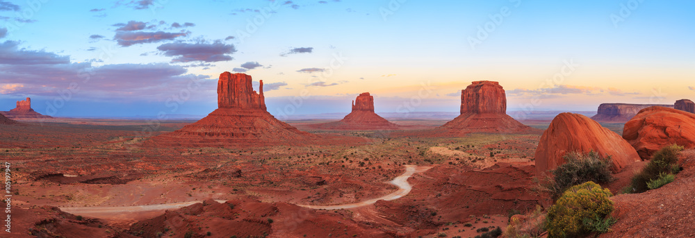 Sunset at Monument Valley Navajo Tribal Park in Arizona, Utah, USA - obrazy, fototapety, plakaty 