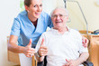 Senior und Altenpflegerin empfehlen ein Altenheim