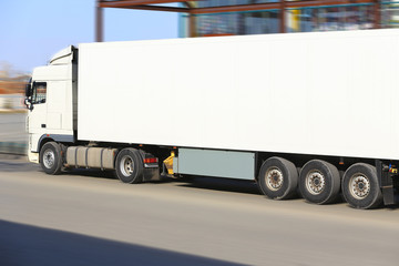 Canvas Print - truck driving on city street