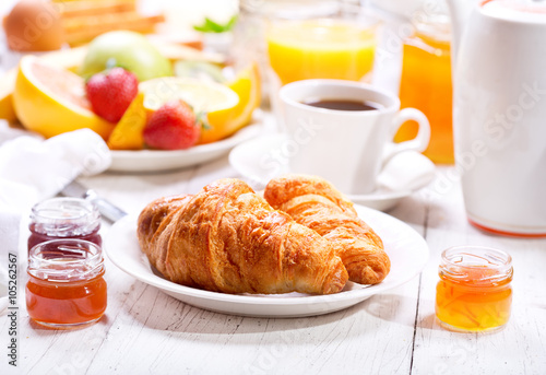 Fotografie, Obraz Snídaně s croissanty, káva a pomerančový džus, tousty a frui