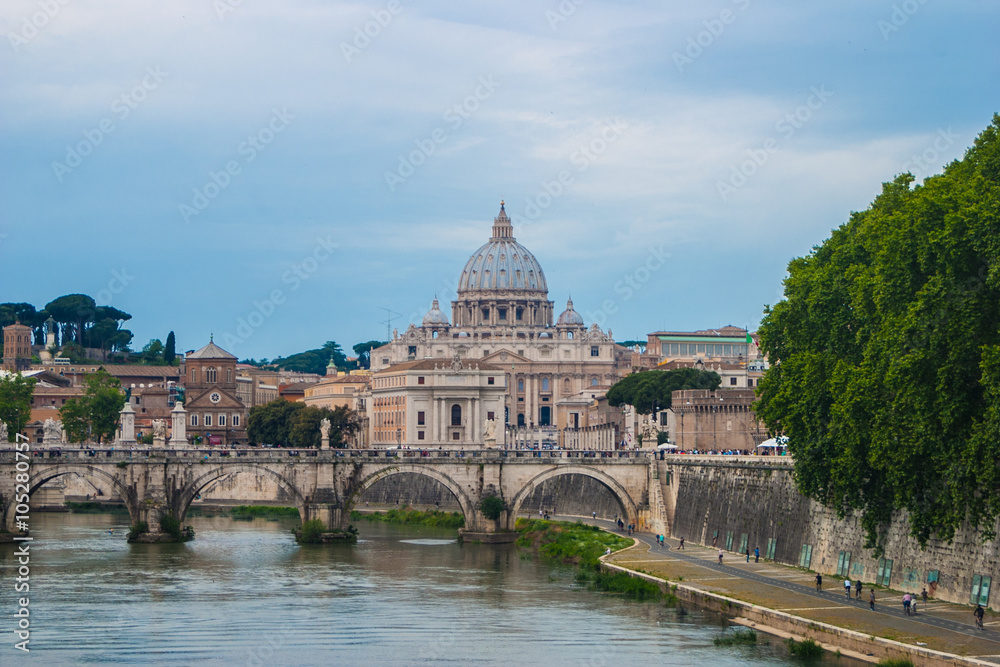 Obraz na płótnie Widok na Watykan z mostu Umberto I w salonie
