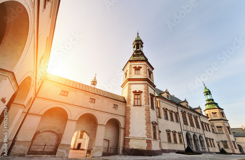 Plakat Pałac Biskupów w Kielcach, podczas zachodu słońca.