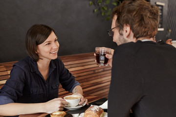 Wall Mural - Couple on coffee date in a modern cafe