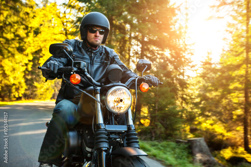 Cuadros en Lienzo Motociclista chopper montar en un camino