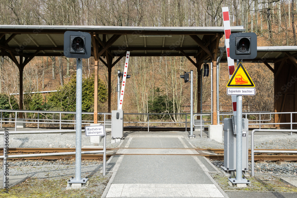 Foto de Stock Bahnübergang | Adobe Stock