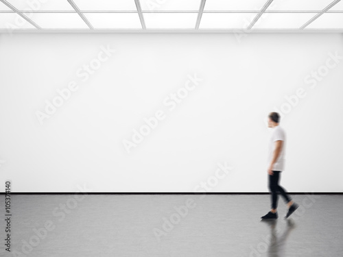 Fotografía Photo of hipster in modern gallery looking at the empty canvas