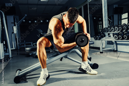 Láminas Hombre joven en el entrenamiento de los bíceps de gimnasia