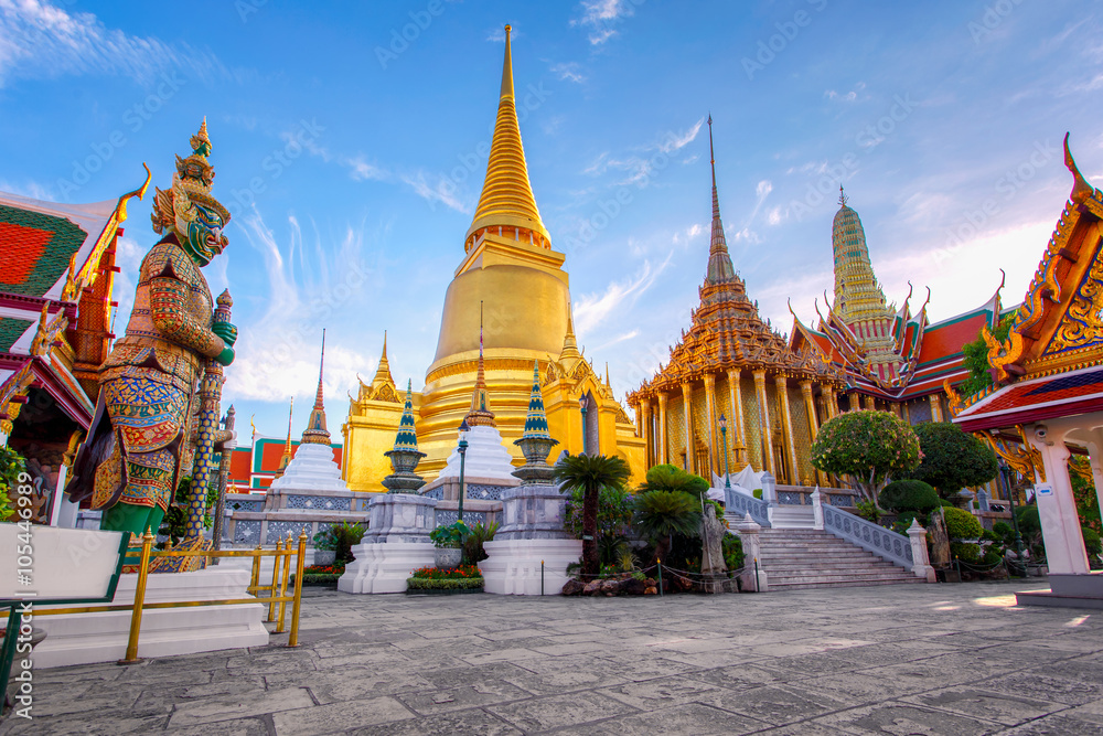 Wat Phra Kaew Ancient temple in bangkok Thailand - obrazy, fototapety, plakaty 