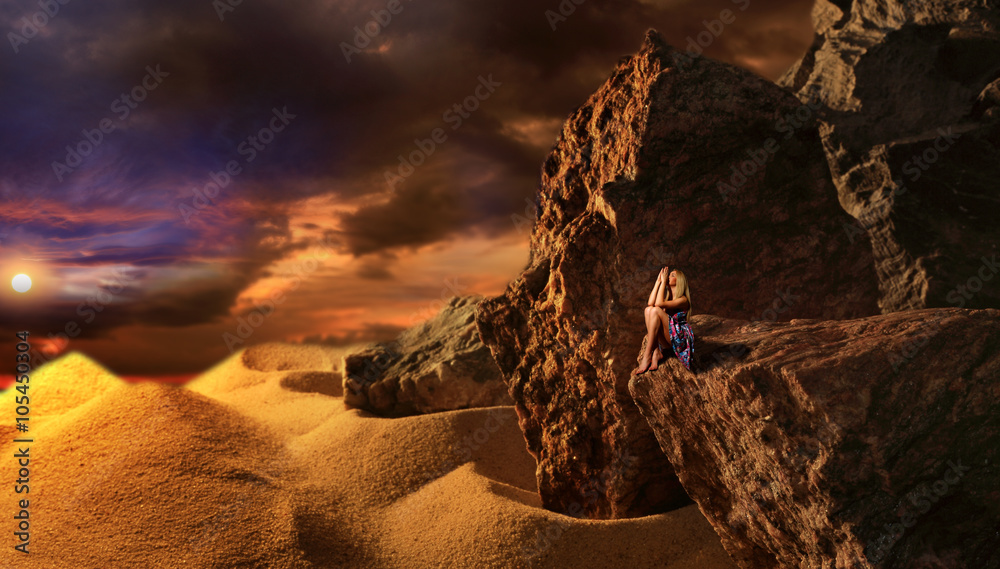 Dziewczyna na skale, pustynia skalista, zachód słońca. - obrazy, fototapety, plakaty 