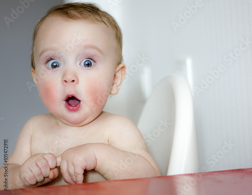 Cuadros en Lienzo surprised kid sitting at table