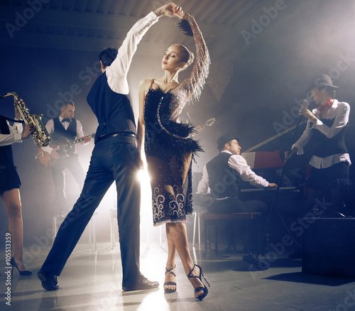 Fotografía Dance couple dancing to a live band sounds