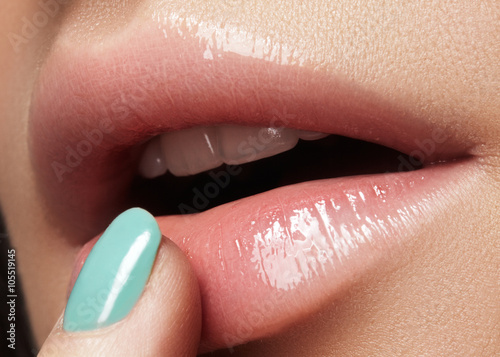Fotografie, Obraz Close-up ženské rty s módní make-up a manikúra