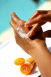 © plprod - application d'une crème solaire sur les mains