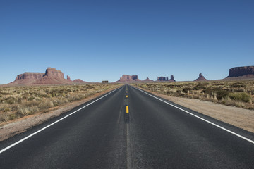 Carretera solitaria por el desierto de USA. 