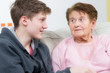 © Racle Fotodesign - teenager besucht die großmutter