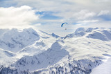 Paraglider über den Bergen der Hohen Tauern