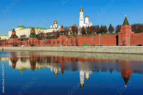 Plakat Widok Kremlin w Moskwa w pięknym dniu, Rosja