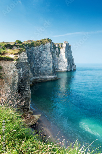 Cuadros en Lienzo Die Kreidefelsen von Étretat mit Blick auf den bekannten Felsbogen „La Porte dAv
