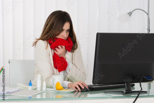 Fotografia Sick Businesswoman Working In Office