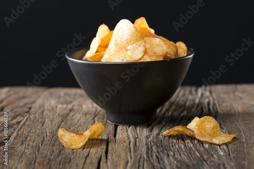 Fotografía Bowl of Potato Chips on rustic background.
