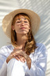 © plprod - portrait et visage de femme qui se repose au soleil avec un chapeau
