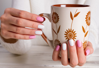 Fotomurales - Stylish knitted spring manicure.