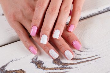 Fotomurales - Trendy white-pink manicure.