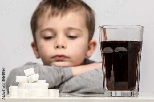 Fotografie, Obraz Glass full of soft drink, next to it is the amount of sugar used in it