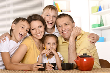 Canvas Print - Family drinking tea