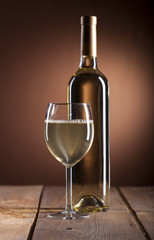 Wall Mural - Wineglass and bottle with white wine