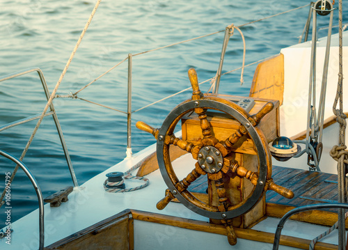 Fotografia Steering wheel on the yacht.