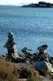 Fototapeta Big Ben - Empilements de pierres au bord de l'étang de Leucate, Aude.