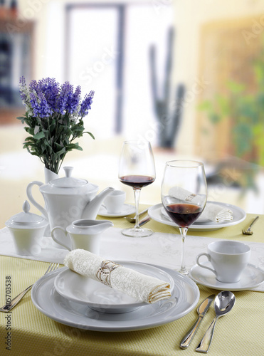 Zdjęcie XXL Ceramiczna zastawa stołowa na stole