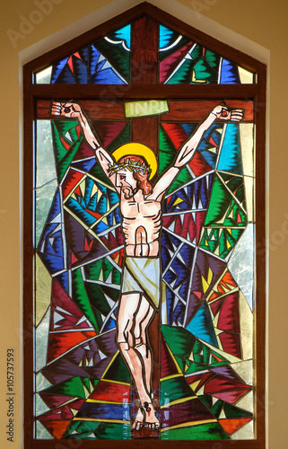 Naklejka na szybę Crucifixion, stained glass in Memorial Church of the Passion of Jesus in Macelj, Croatia