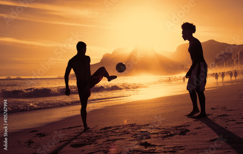 Photo Fussballspiel am Strand in Rio bei Sonnenuntergang