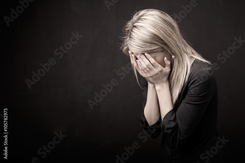 Fotomural Mujer con su cara en sus manos