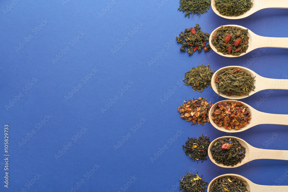 The different kinds of tea presented as a sample in the white spoons, close up