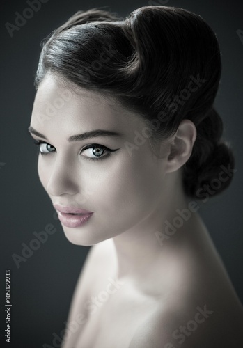 Fototapeta na wymiar Czarno-biały portret pięknej młodej dziewczyny